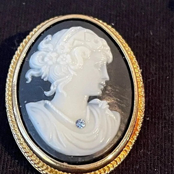 Vintage Avon Brooches Cameo and Cherub - Picture 3 of 11